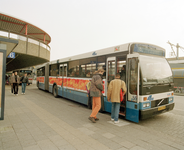 823947 Afbeelding van een stadsbus, lijn 6 naar Zuilen, op het Stationsplein te Utrecht. Op de bus de tekst: Utrecht ...